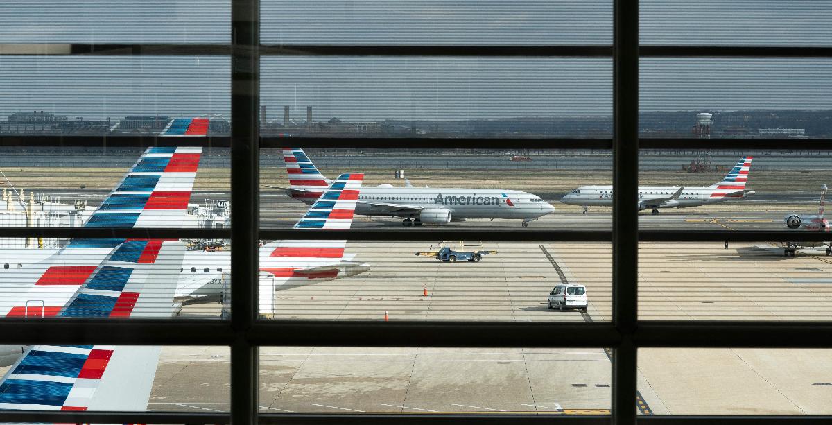 Gli aerei dell'American Airlines si fermano all'aeroporto nazionale Ronald Reagan di Washington ad Arlington, in Virginia, il 18 gennaio 2022