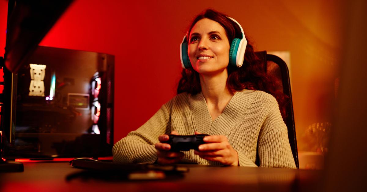 한 여자가 비디오 게임을 하고 있다.