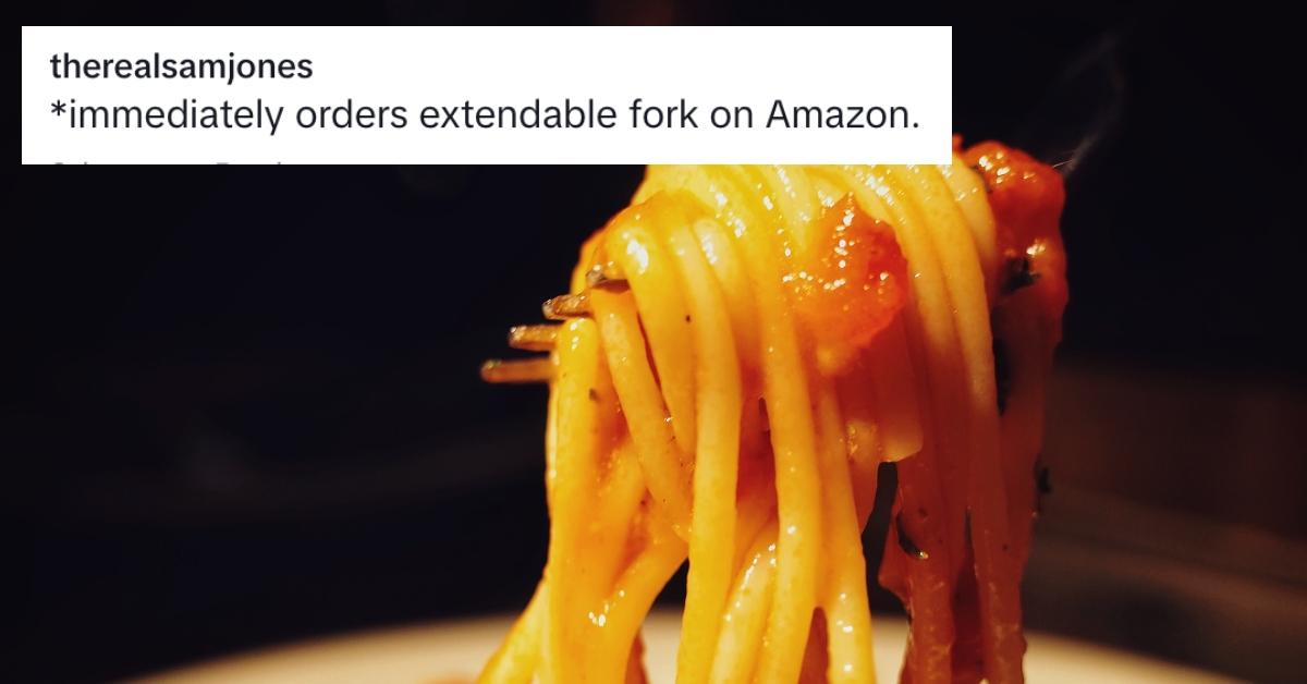 Skærmbillede fra udtrækkelig gaffelprank på TikTok og gaffel med spaghetti på