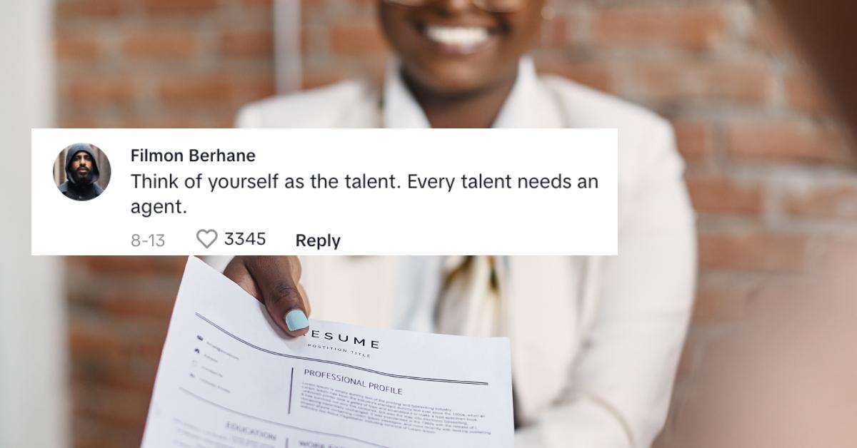 Svart kvinna bär en vit kostym och ljusblåa naglar och ler när hon lämnar över sitt CV till chefen;  TikTok-kommentar som säger att varje talang behöver en agent.