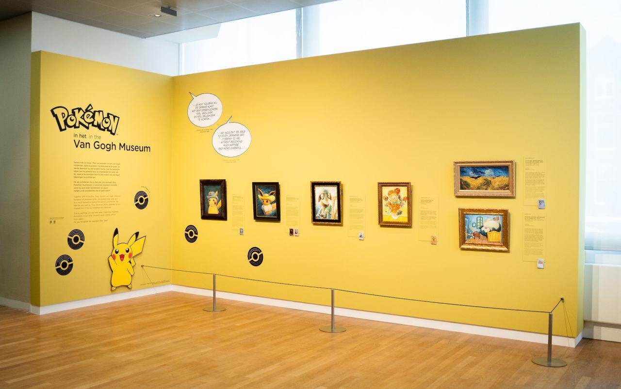 Billede af en væg inde i Van Gogh-museet med Pokémon-kunst.