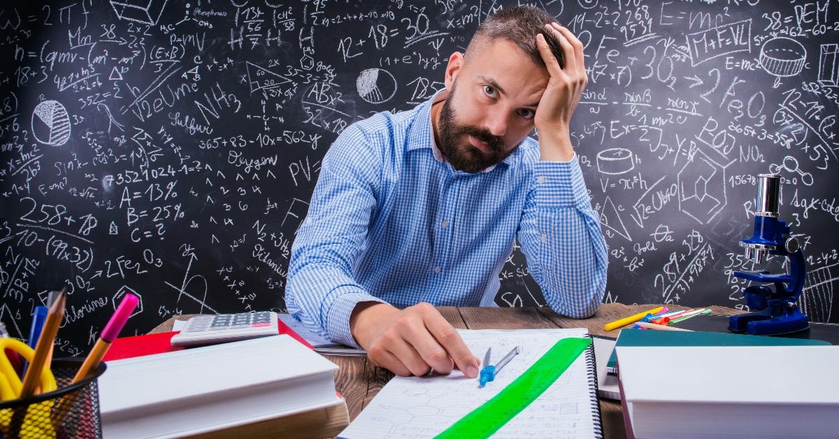 Ein frustrierter Lehrer sitzt an seinem Schreibtisch