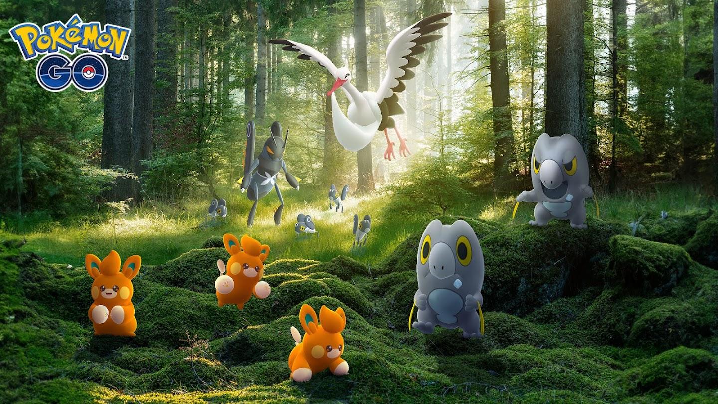 햇빛이 비치는 숲 속의 'Pokémon GO' Frigibax와 다른 팔데아 생물들.