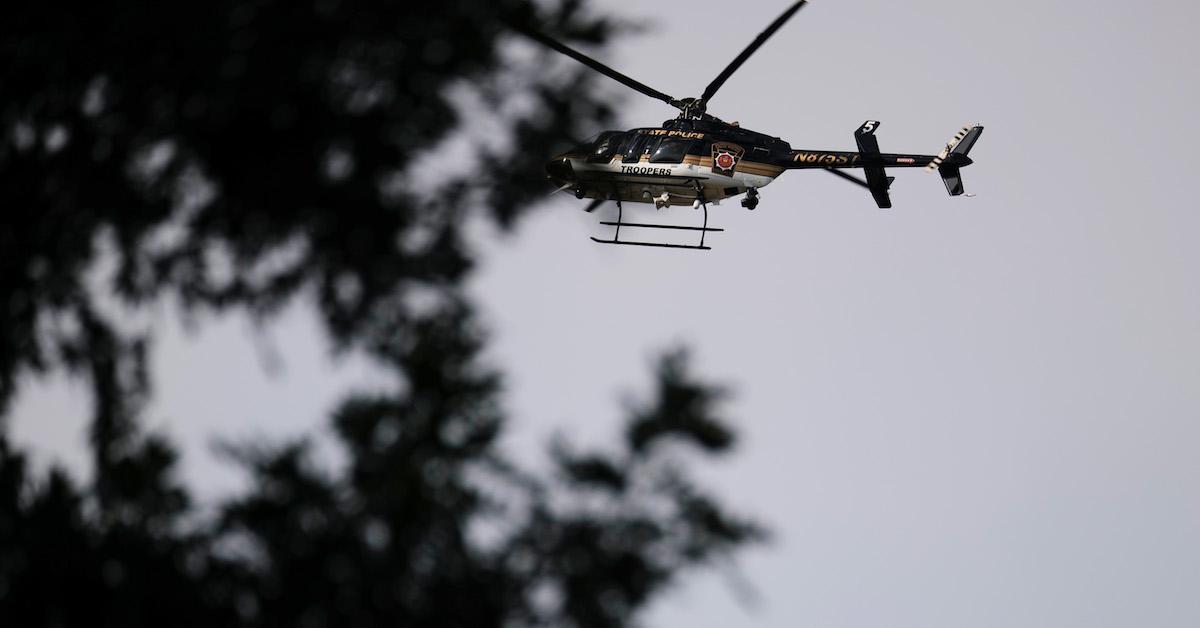 Un elicottero della Polizia di Stato sul perimetro della zona di ricerca di Danelo Cavalcante l'8 settembre 2023 a Kennett Square, Penn.