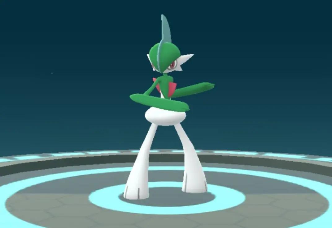 'Pokémon GO' Närbild av Gallade stående på en glödande PokéBall-symbol.