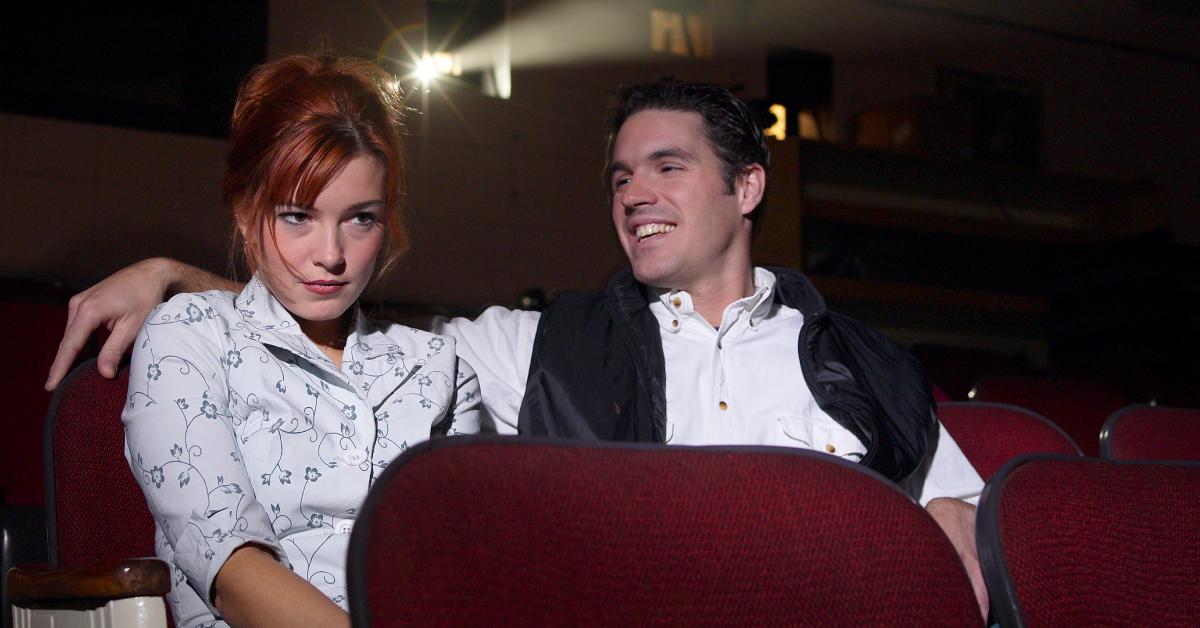 このカップルにとって映画館デートはあまりうまくいきません。