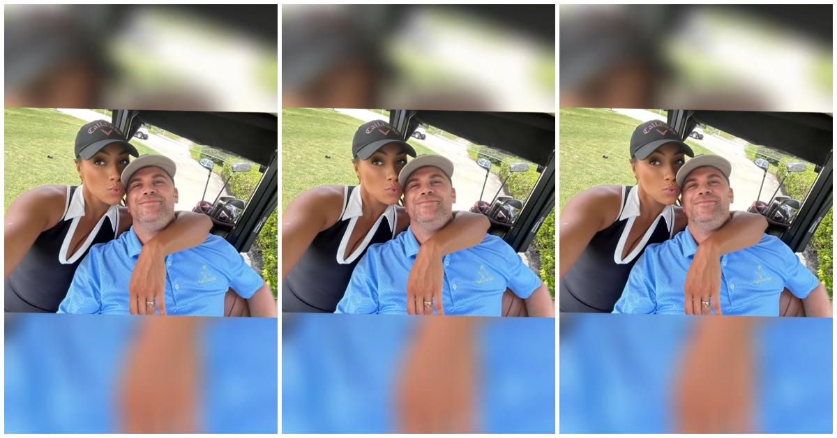 (lr): Una donna e l'uomo con cui esce posano insieme su una golf cart