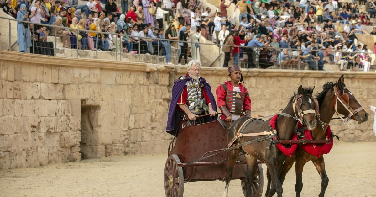튀니지 튀니스 남쪽 마디아 주에 위치한 엘 드젬 원형극장에서 로마 제국 시대의 옷을 입은 사람들이 