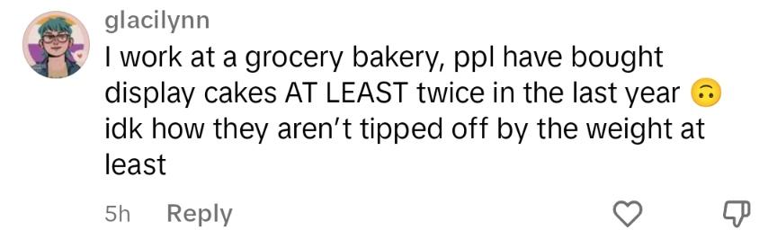 Un commentatore lavora in una panetteria e vede almeno due persone acquistare torte da esposizione all'anno