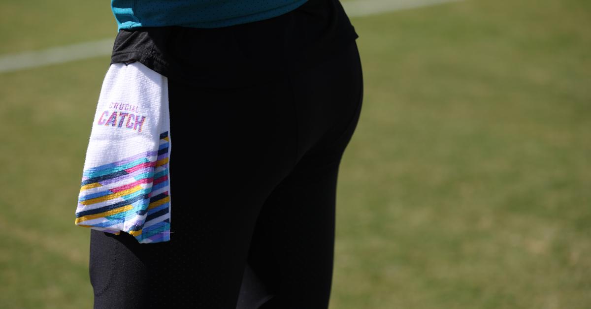 Il quarterback dei Jacksonville Jaguars indossa un asciugamano Crucial Catch durante la partita Jaguars-Giants del 23 ottobre 2022.