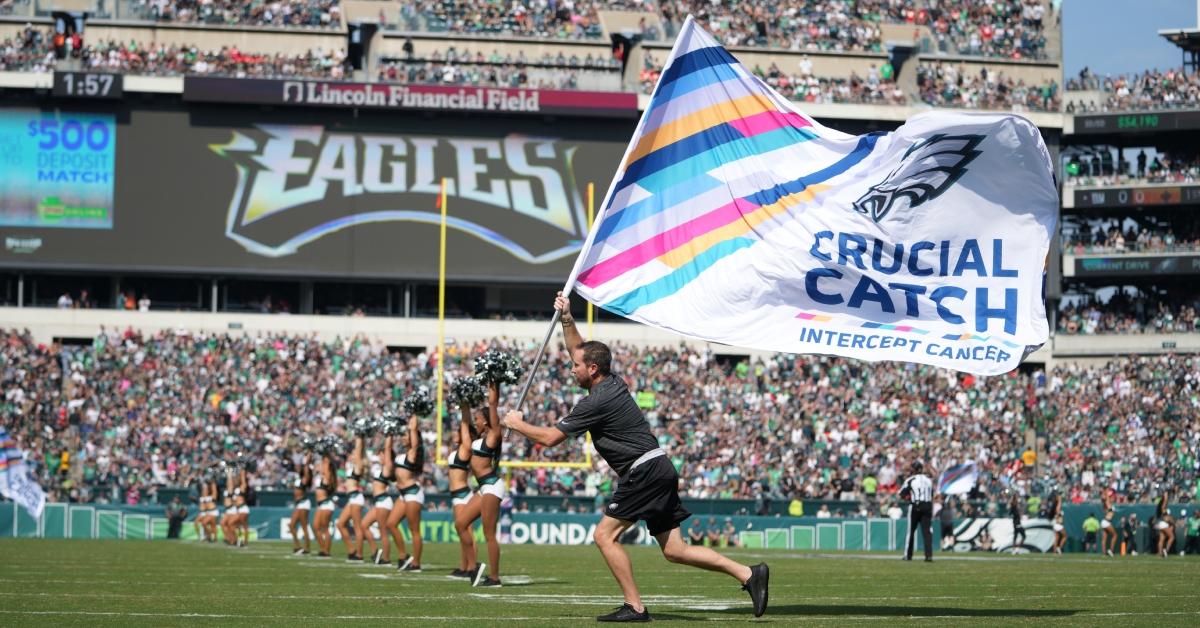 La bandiera Crucial Catch sventola durante la partita Eagles-Chiefs nell'ottobre 2021.