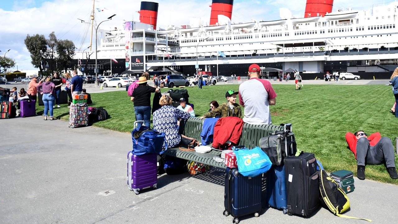 I passeggeri aspettano di salire a bordo di una nave da crociera Carnival il 7 marzo 2020.