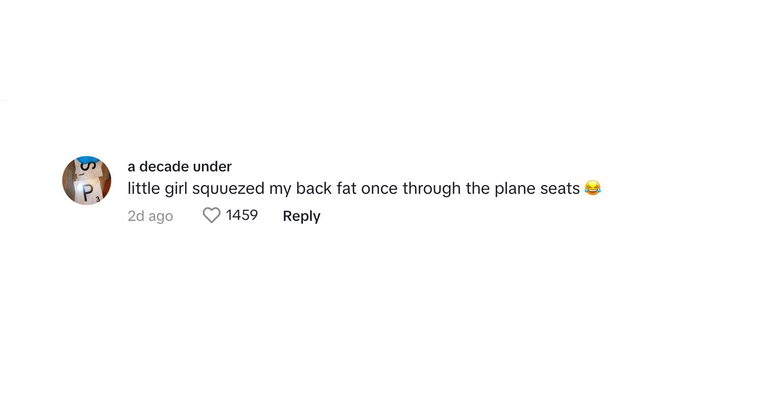 Un commentatore ha detto che una ragazzina ha spremuto il grasso sulla schiena su una compagnia aerea