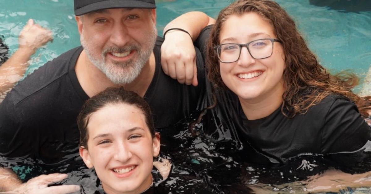 Joey Fatone in piscina con le sue figlie