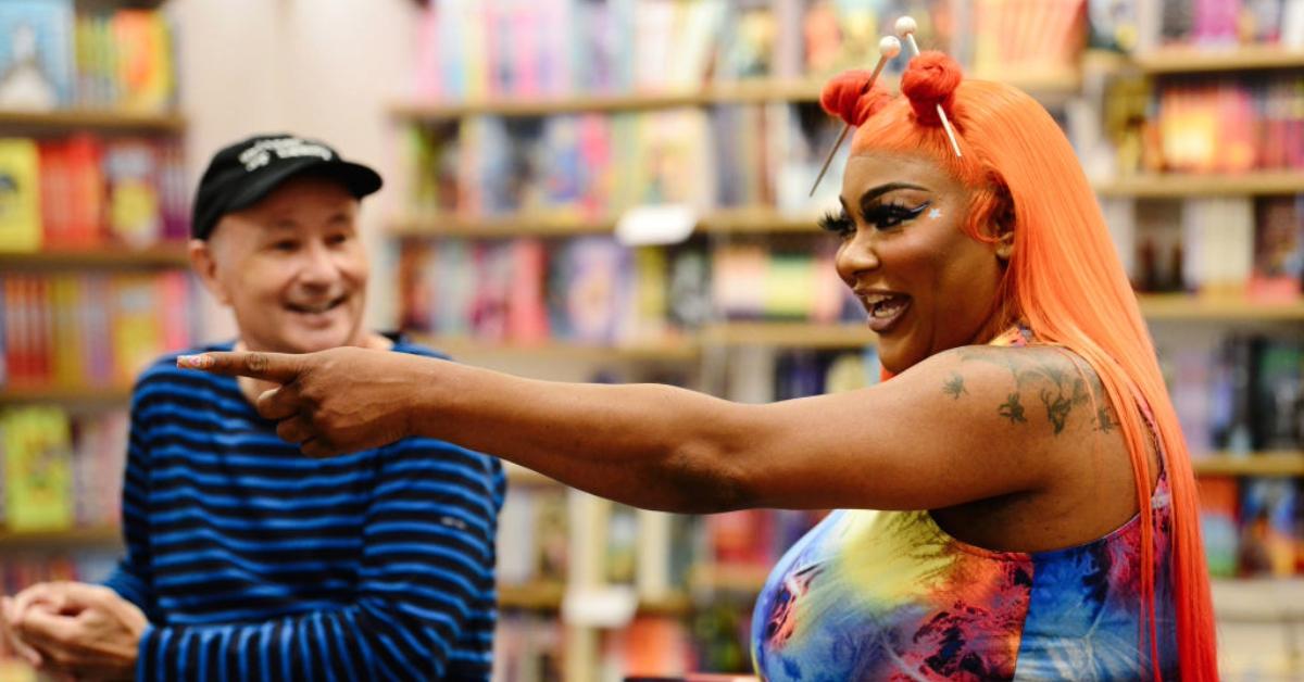 RuPaul's Drag Race Executive Producer Fenton Bailey og Ts Madison taler under en bogsignering hos Barnes & Noble i The Grove den 27. juni 2023 i Los Angeles, Californien.