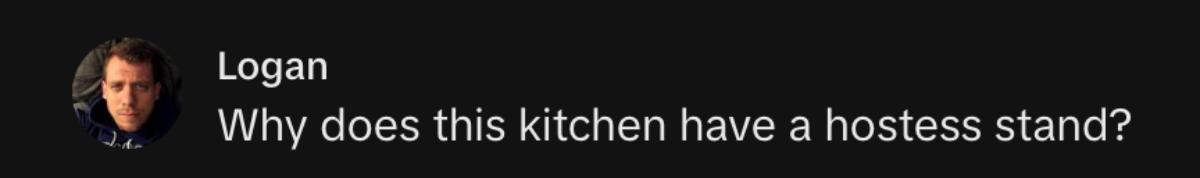 Screenshot di un commento sotto TikTok sull'isola da cucina più piccola di sempre