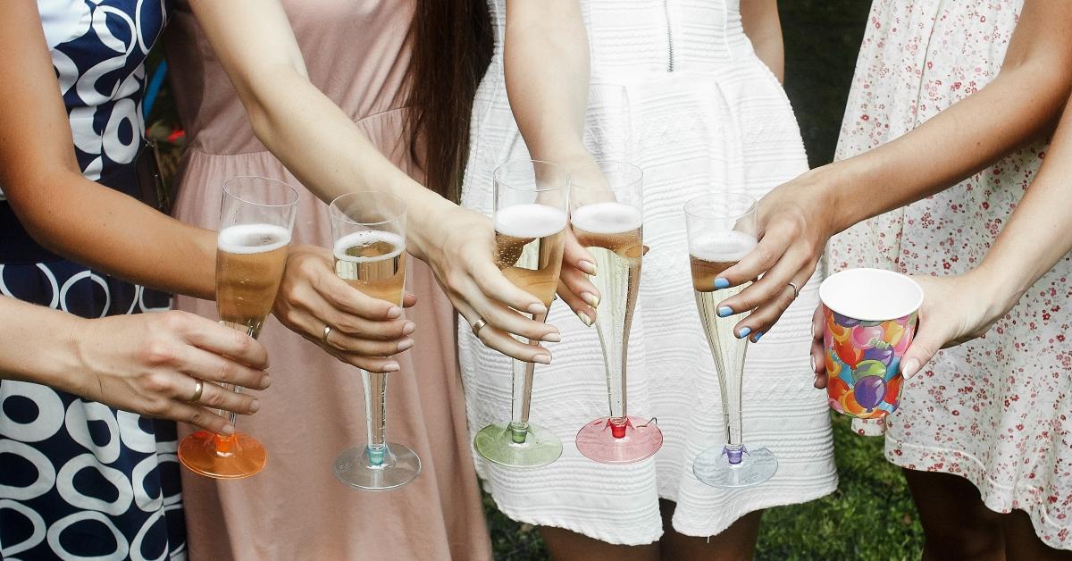 kvinder jubler med drinks ved udendørs reception