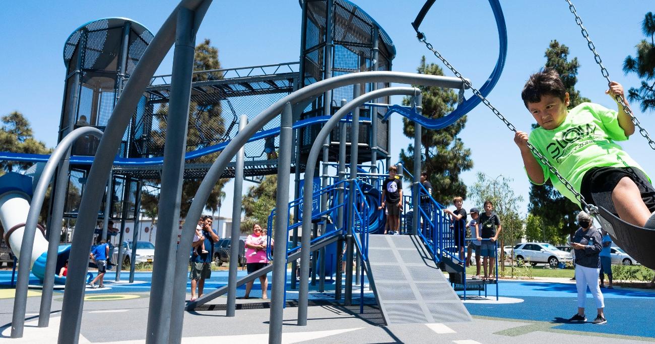 Børn leger i Lions Park i Costa Mesa, CA.