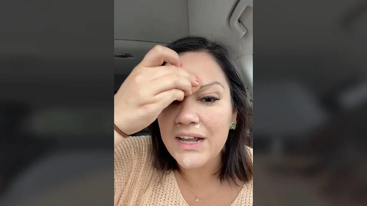 Mor tager makeup på, mens hun fortæller historien om madforgiftning på første date