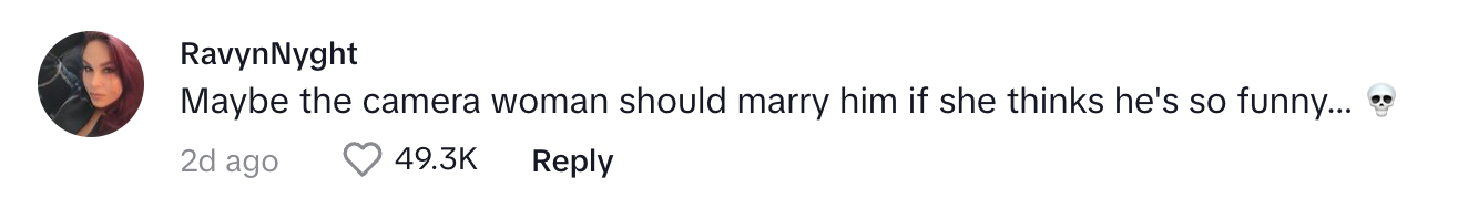 Un commentateur de TikTok répondant au marié faisant une blague à sa mariée.