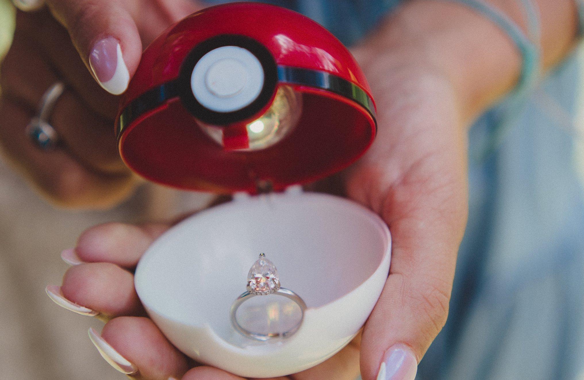 L'anello di fidanzamento di Kelsi in una PokéBall