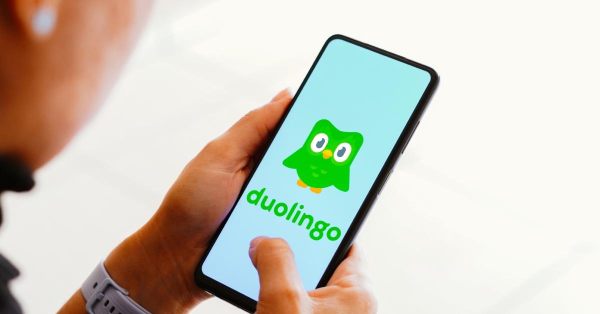 Logotipo do Duolingo exibido em um smartphone