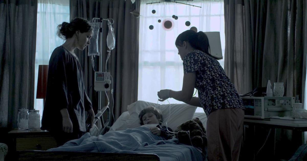 Dalton Lambert tombe dans le coma dans « Insidious » de 2010, et sa mère, Renai, se tient à son chevet.
