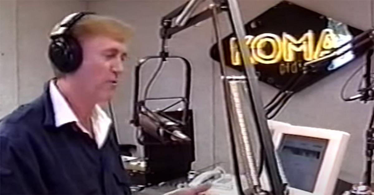 罗尼·凯在他的广播节目中对着麦克风讲话。 