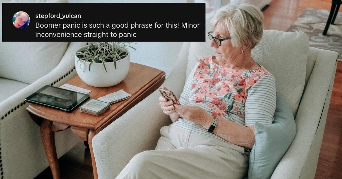 부머 패닉에 대한 TikTok의 스크린샷과 나이든 여성이 앉아 있는 동안 휴대폰을 들고 있는 사진