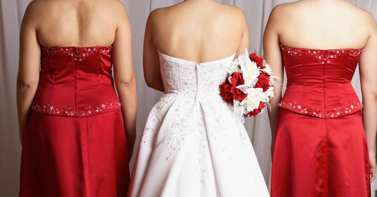 brudepiger i røde kjoler med brud