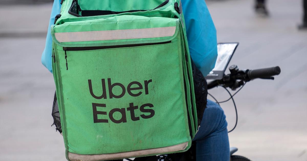 Ein Uber Eats-Lieferbote auf einem Fahrrad