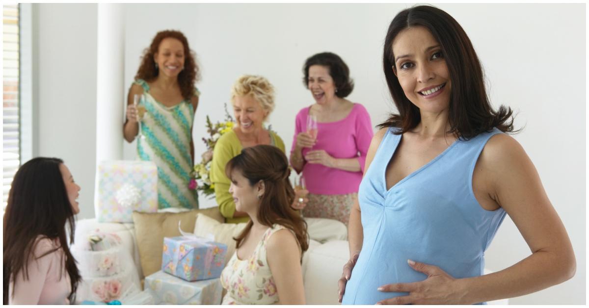 (lr): En gruppe venner og en gravid kvinde til en fest