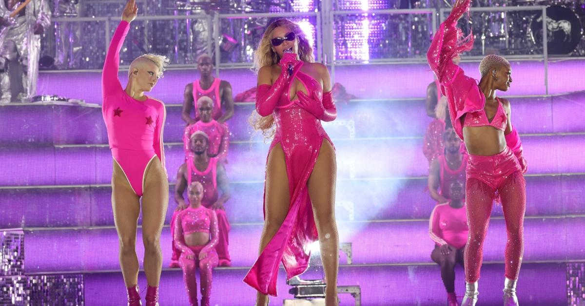 Beyoncé rockt während ihres Renaissance-Tour-Stopps in Amsterdam ein rassiges, kaugummirosafarbenes Kleid mit Oberschenkelschlitzen.