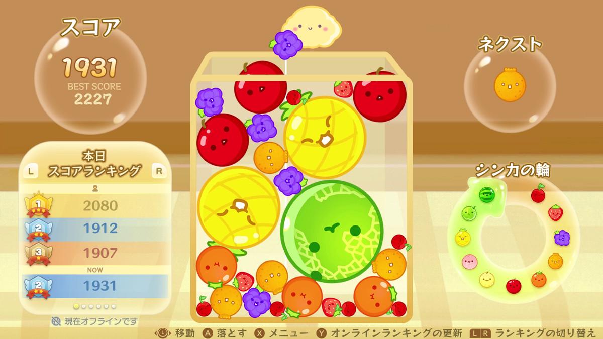 「スイカゲーム」でさまざまな種類のスマイルフルーツを積み上げていくプレイヤー。