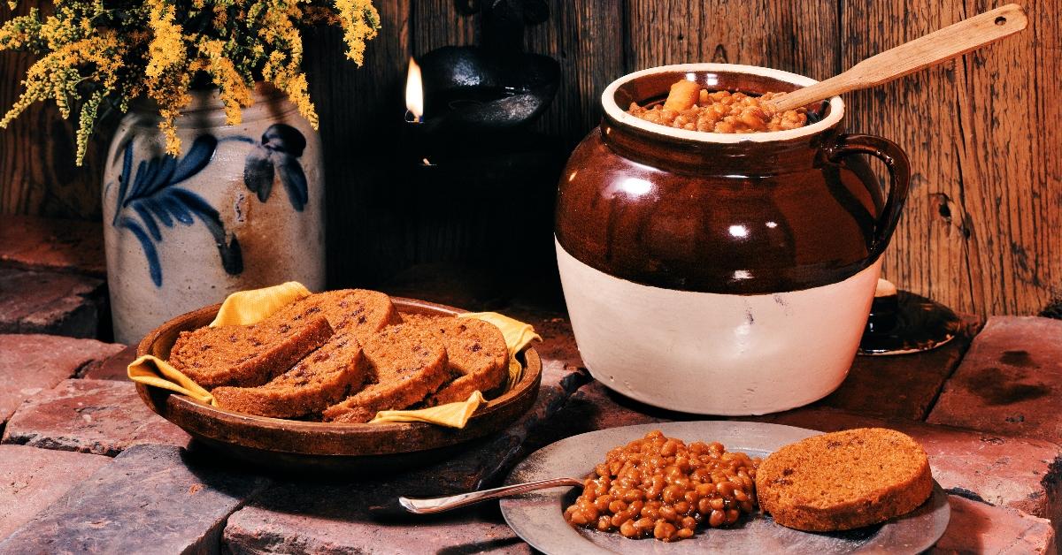 Pot en céramique de plat colonial américain des années 1950 de fèves au lard de Boston
