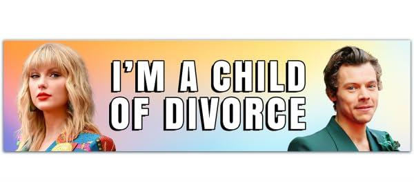 Taylor Swift e Harry Styles su un adesivo per paraurti con la scritta "Sono figlio di un divorzio"