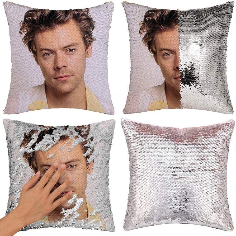 Un cuscino di paillettes con la faccia di Harry Styles su un lato