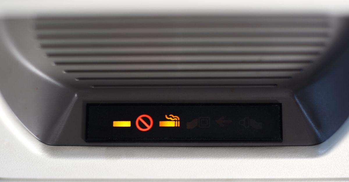 Un panneau interdisant de fumer dans un avion