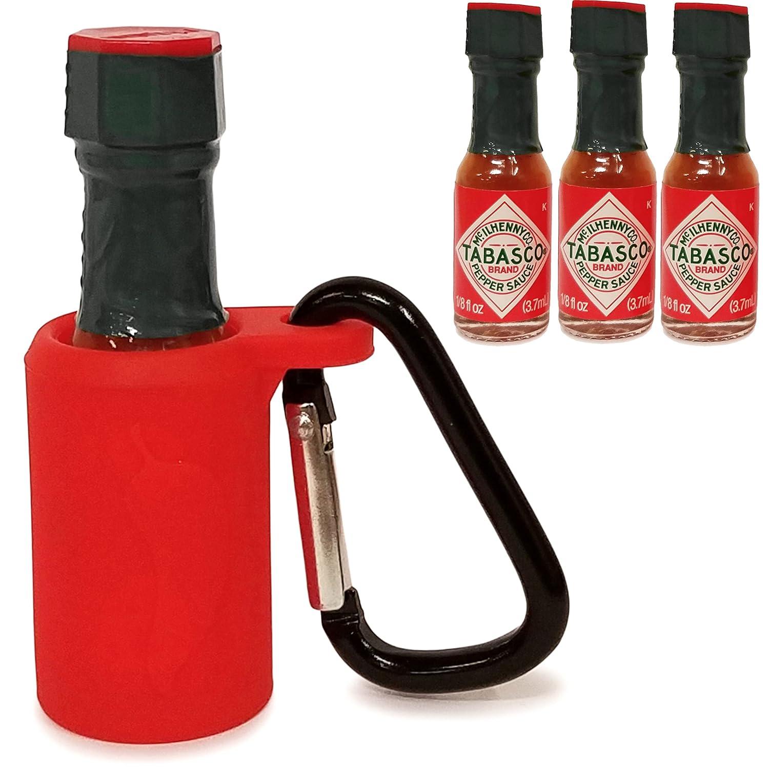 En tre pakke tabasco sauce med en nøglering til at holde flasken