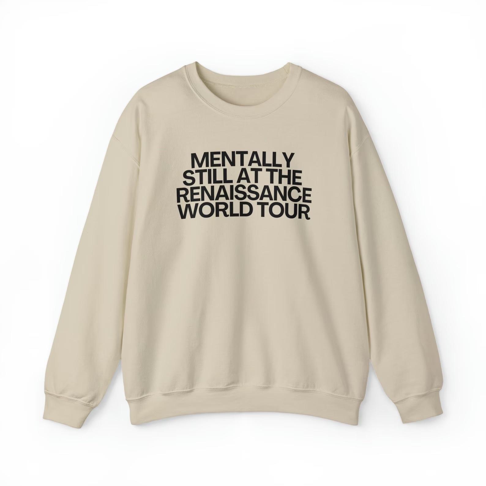 Ein cremefarbenes Sweatshirt mit der Aufschrift „Geistig still auf der Renaissance-Welttournee“