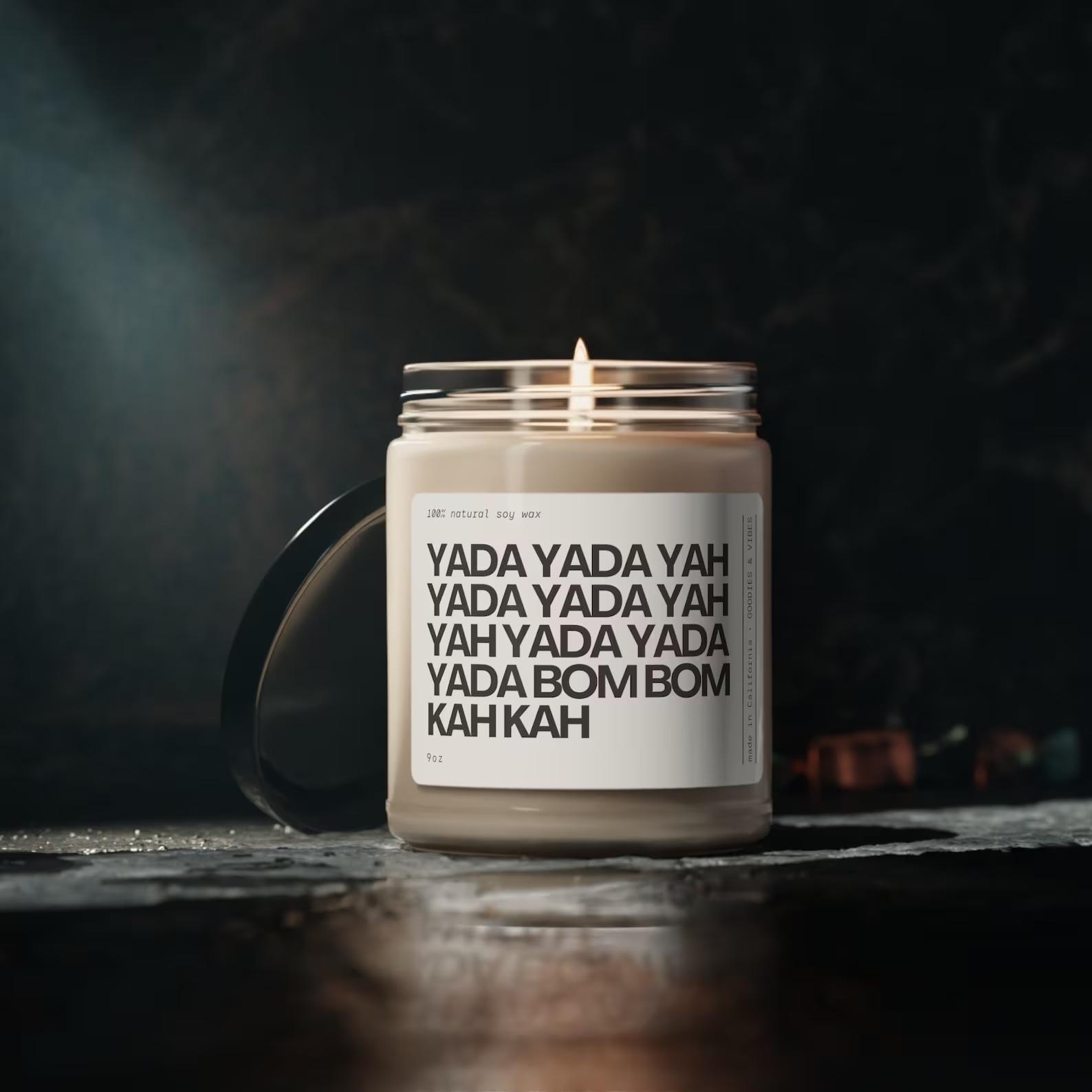 Eine Kerze mit der Aufschrift „Yada yada yah yada yada yah yah yada yada yada bom bom kah kah“