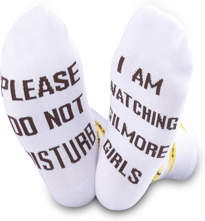 Weiße Socken mit der Aufschrift „Bitte nicht stören, ich schaue Gilmore Girls“