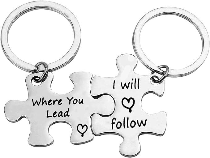 To puslespilformede nøgleringe, hvor der står "hvor du fører, vil jeg følge"