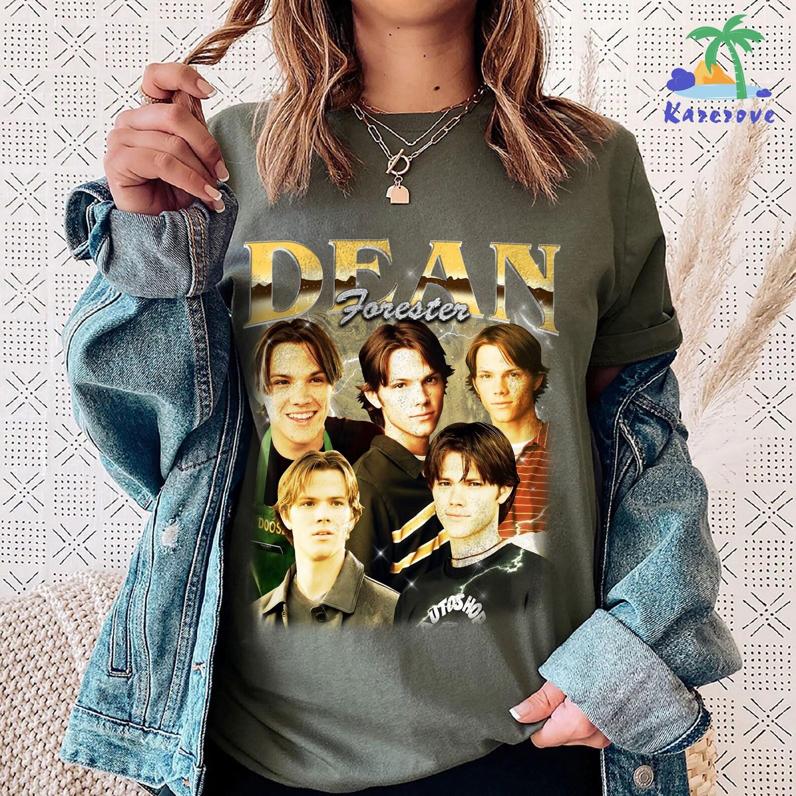 ディーン・フォレスターのさまざまな写真が描かれたTシャツ