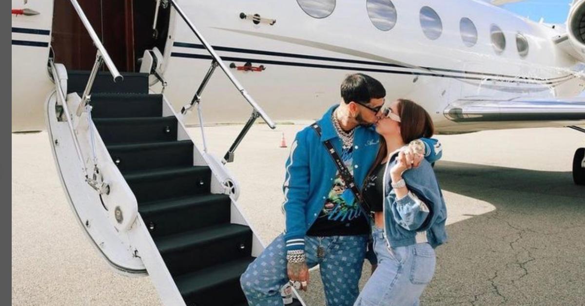 Anuel AA 和 Laury Saavedra 在私人飞机前接吻。