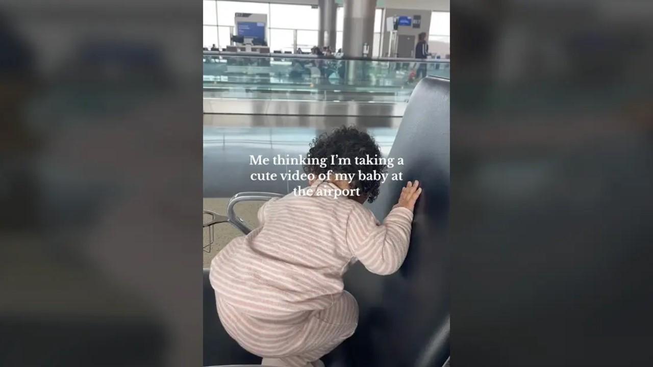 Bebê vê um chiclete no aeroporto