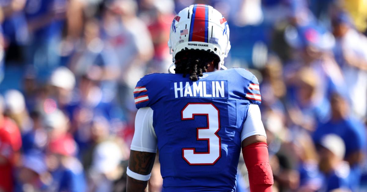 Buffalo Bills Safety Damar Hamlin wärmt sich vor dem Bills-Dolphins-Spiel am 1. Oktober 2023 auf.