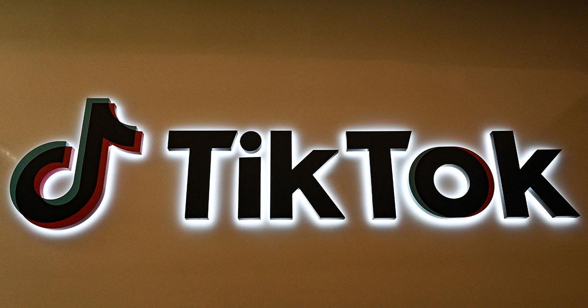Um logotipo do TikTok na parede