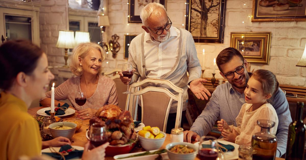 Una famiglia si riunisce attorno a un tavolo per la festa del Ringraziamento.
