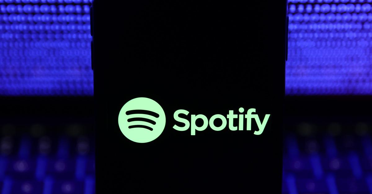 검은색 휴대폰 화면에 있는 Spotify 로고. 